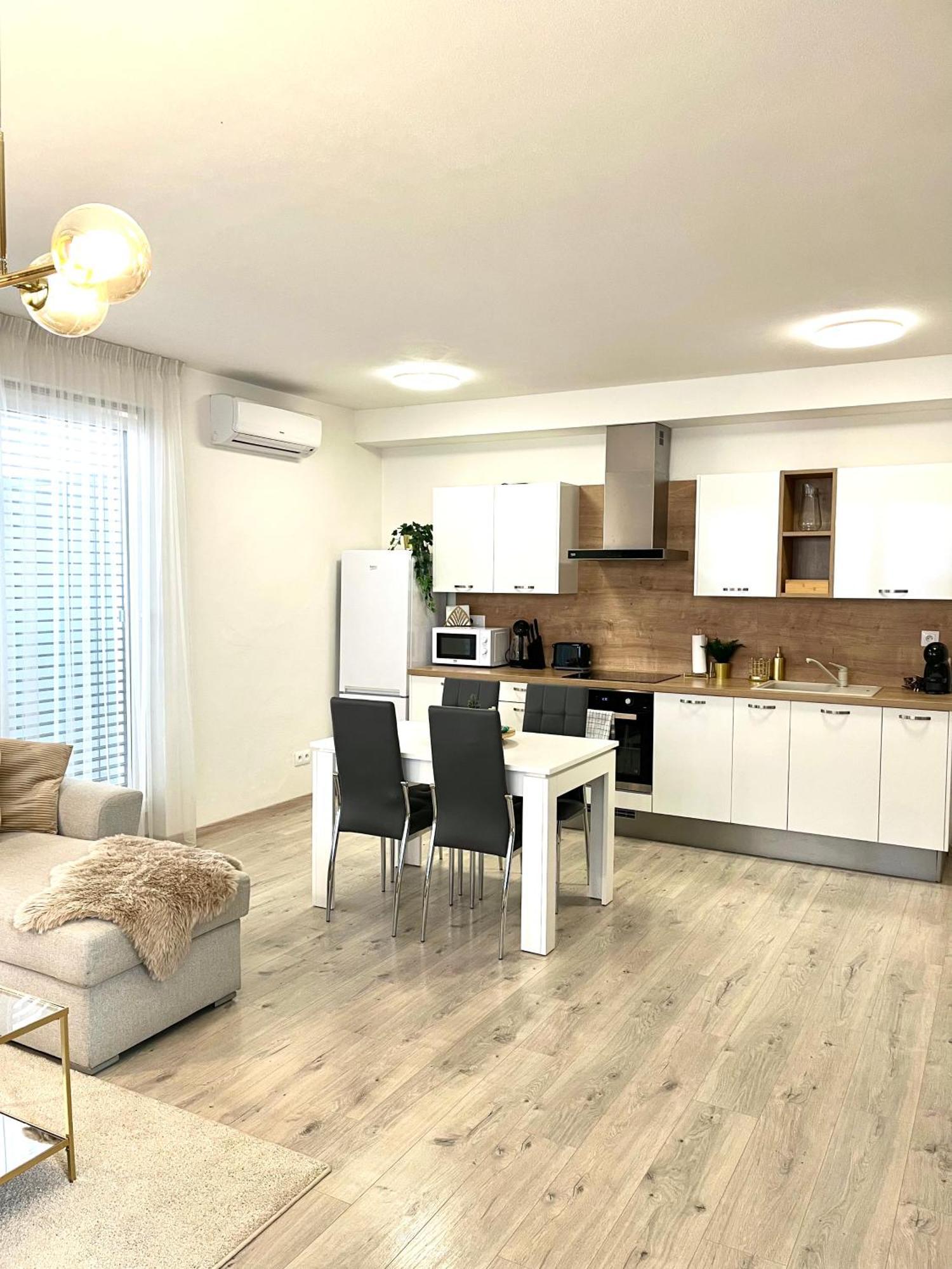 The Elite Suite II Downtown Ac & Garage Parking Bratislava Exterior foto